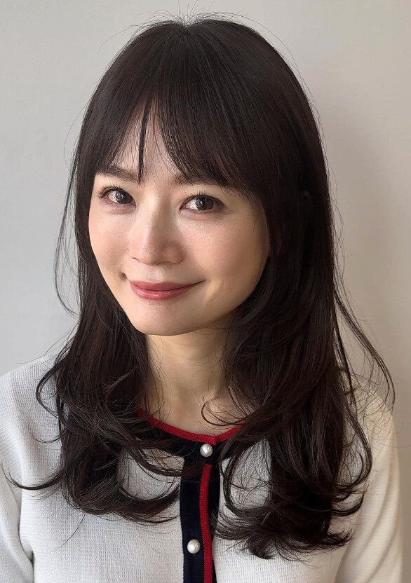 凛とした印象に！たっぷりレイヤーが入ったロングヘア