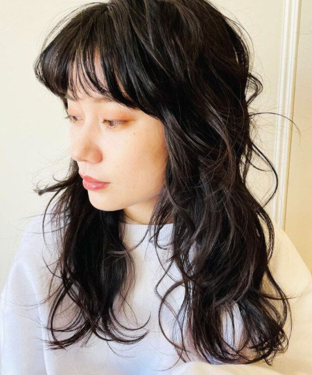 40代に似合うロングヘアスタイル。人気急上昇中の大人ウルフパーマ