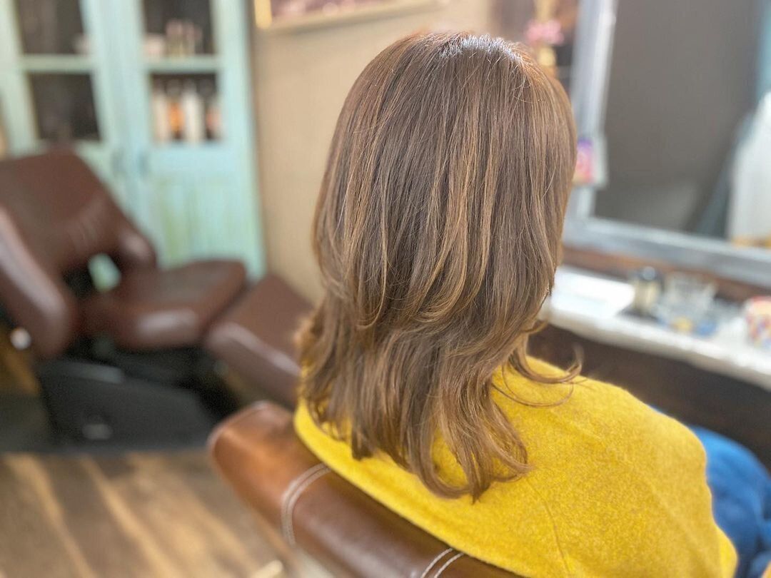 40代に似合うロングヘアスタイル 肌もキレイに見えるイエローブラウン