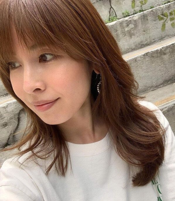 カジュアルな装いも決まる！大きめのコテでアレンジしたロングヘア