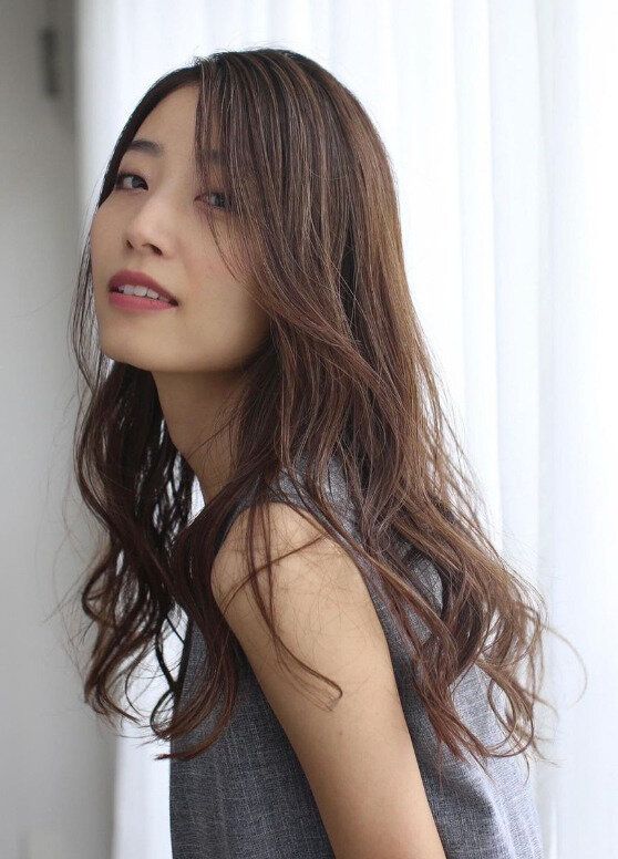 優美な大人ウェーブがポイント！エレガントロングヘア