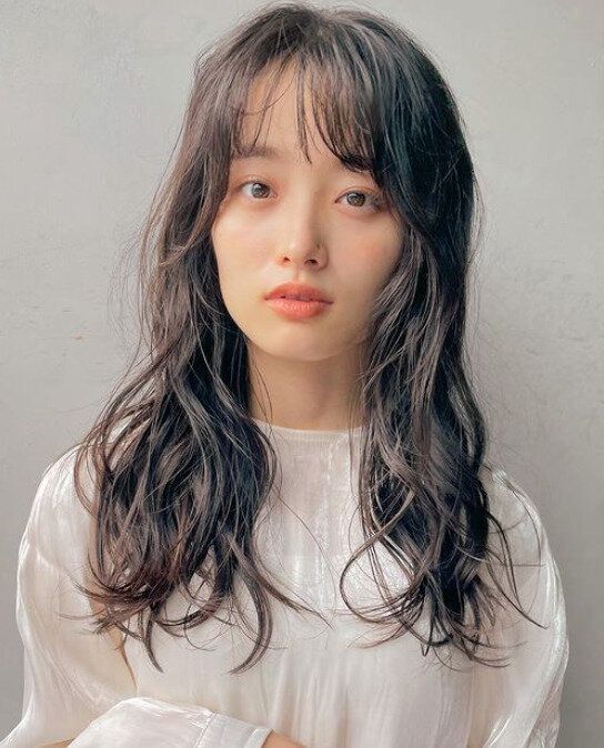 抜け感のあるウェーブが旬！コテ巻き風パーマ