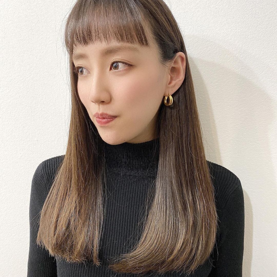 40代に似合うロングヘアスタイル ツヤのあるストレートヘア