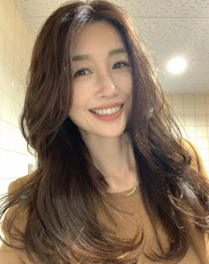 顔まわりにレイヤーを入れてボリュームアップ！韓国風ロングヘア