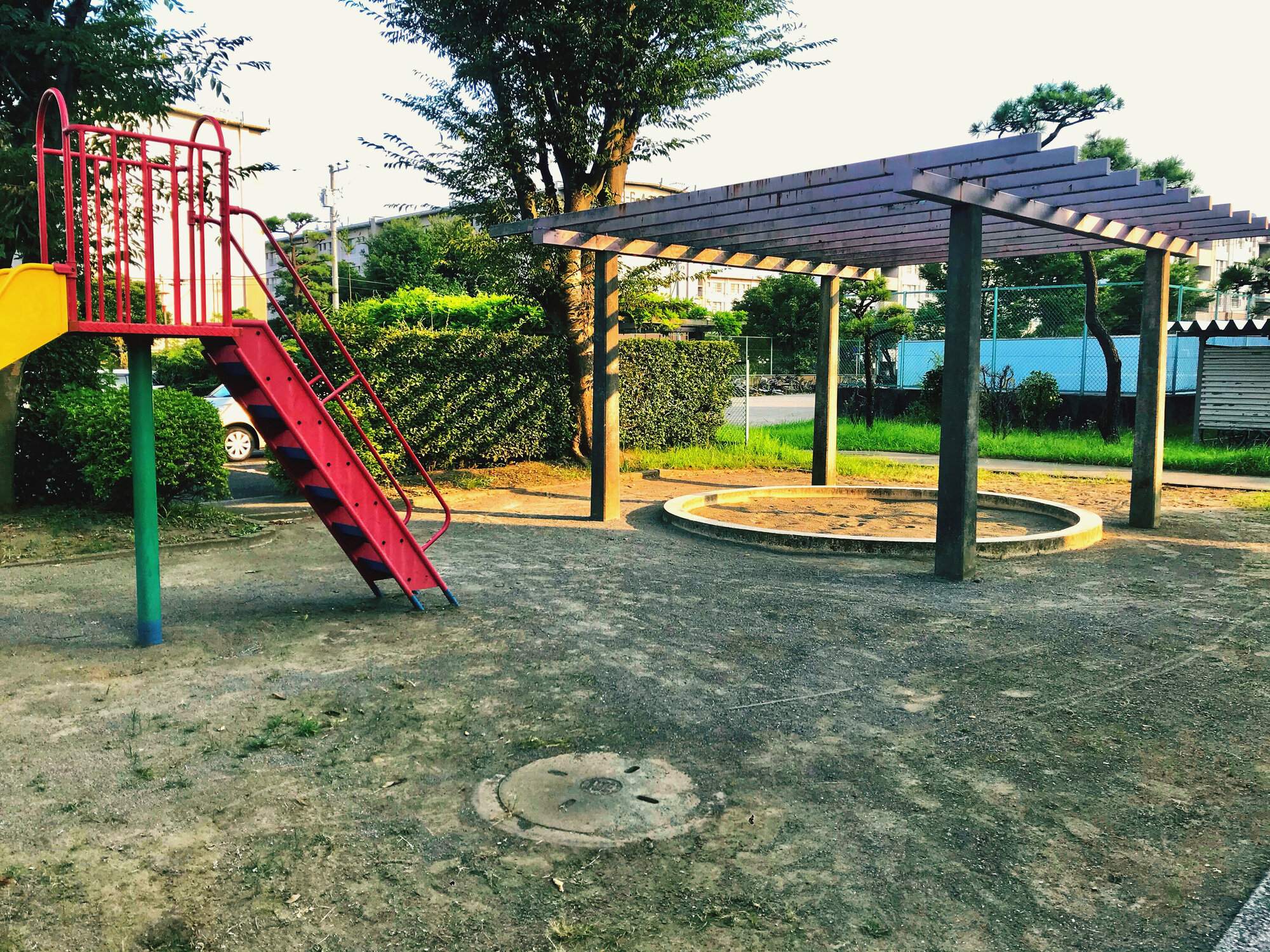 町の遊び場の風景。