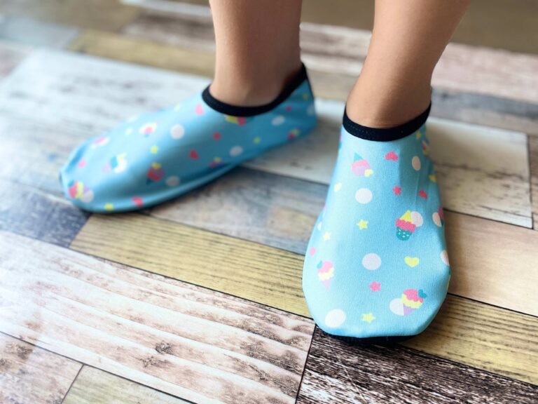 ダイソーにあったんだ！海や川にピッタリの子ども用の水遊びシューズが便利