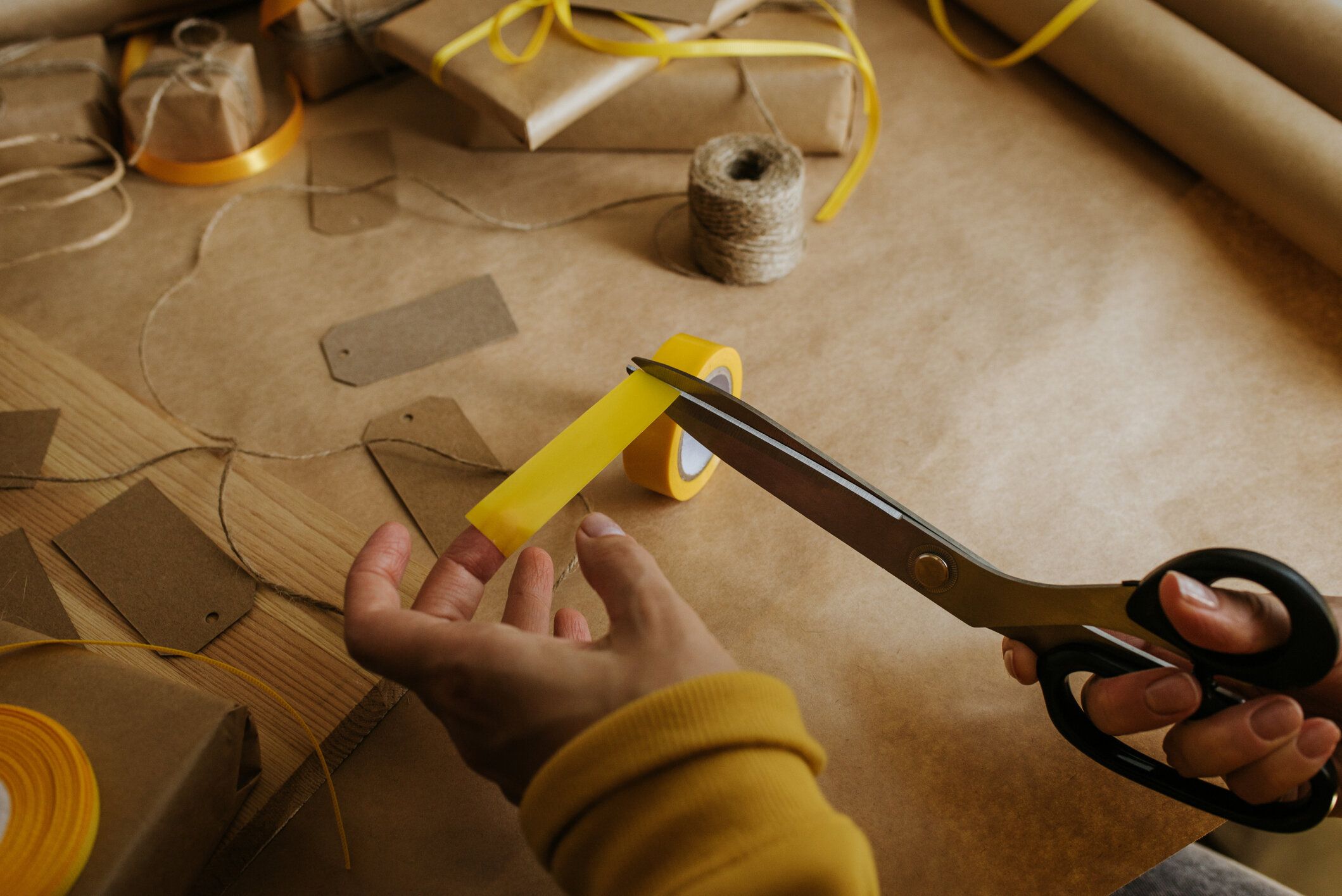 女性包装プレゼント。クラフト包装紙と天然豚。リサイクル材料。ハッピーホリデープレゼント、驚き。ボクシングの日のための贈り物。配送サービス、出荷。手仕事のアートクラフト。お