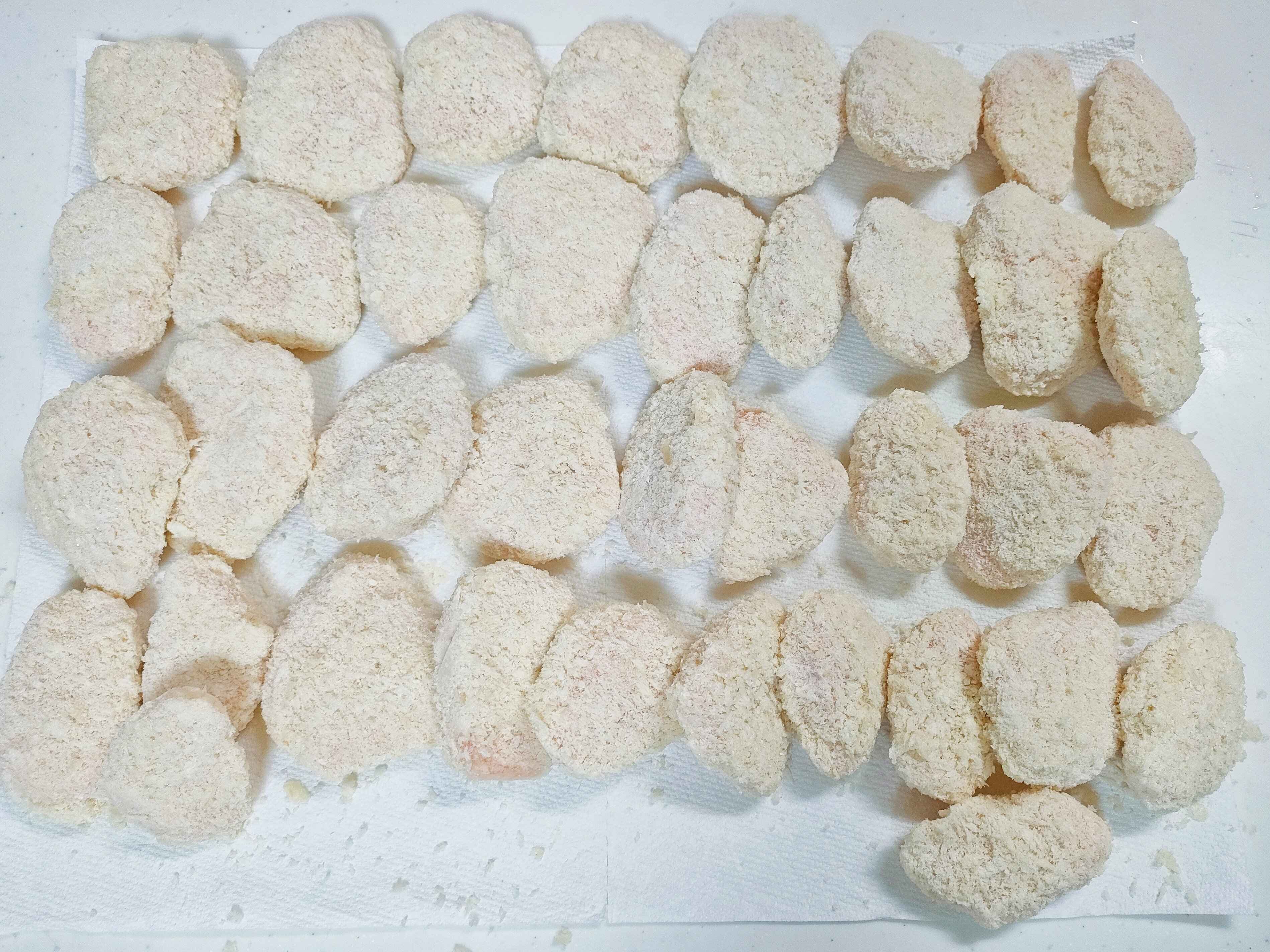 大きさそれぞれのチキンカツがたくさん入っている