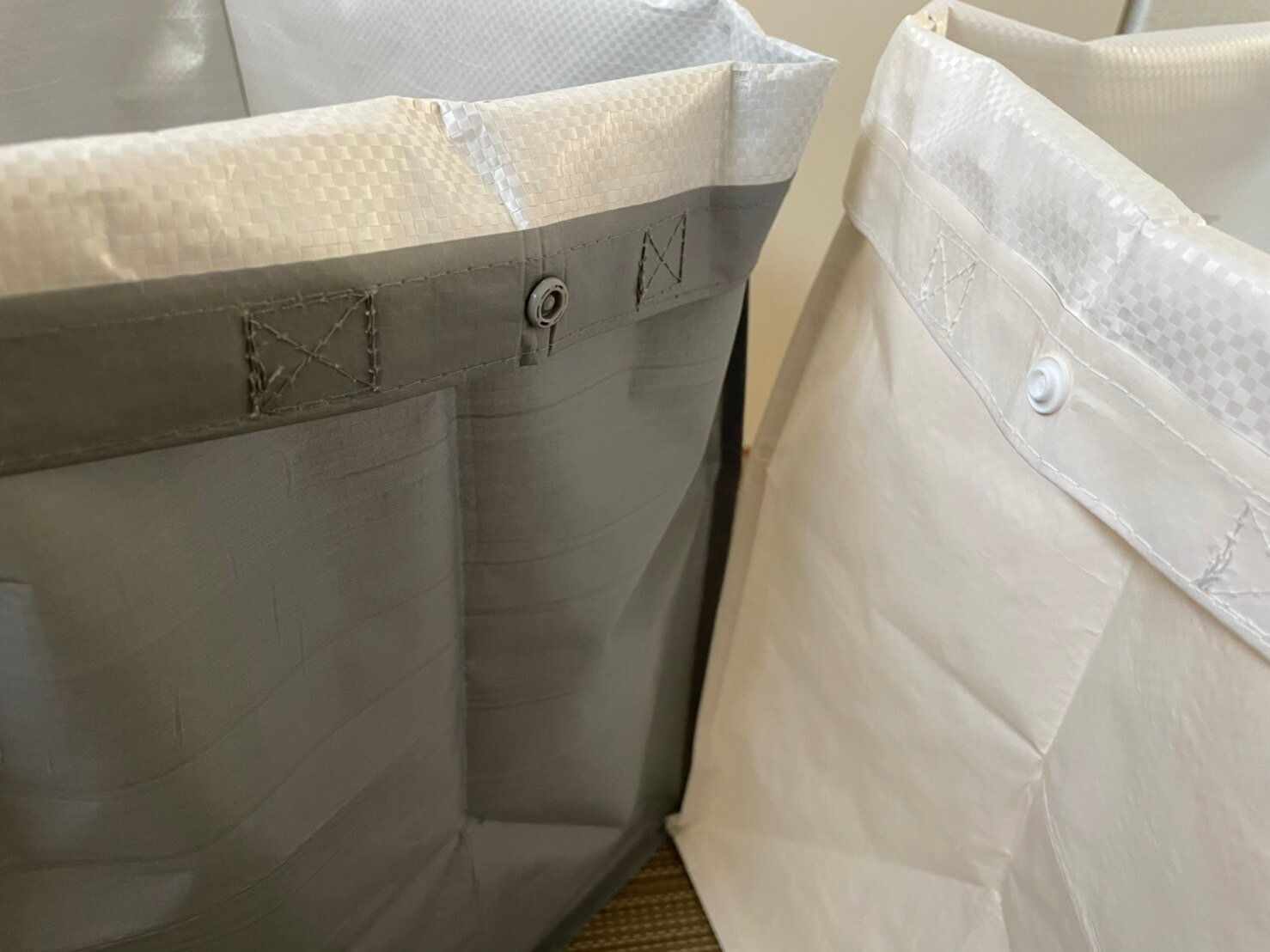 上部の縁を少し折り曲げると、両サイドにボタンがついていてジョイントすることができます。定位置に置く場合は、ズレの防止にもなり便利な機能です。