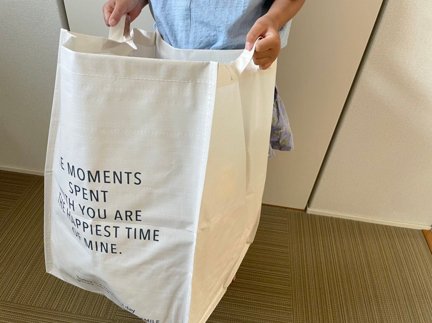 また、両サイドに持ち手があり、子どもでも簡単に持ち運びが可能。持ち手があるので、ランドリーバスケットとして使ったり、コインランドリーへの衣類の移動時にも使えたりと便利です。