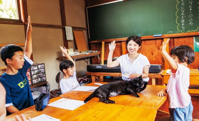小学校の先生を辞め、古民家でフリースクールを始めた。「ここは不登校の子がエネルギーを充填する場所」