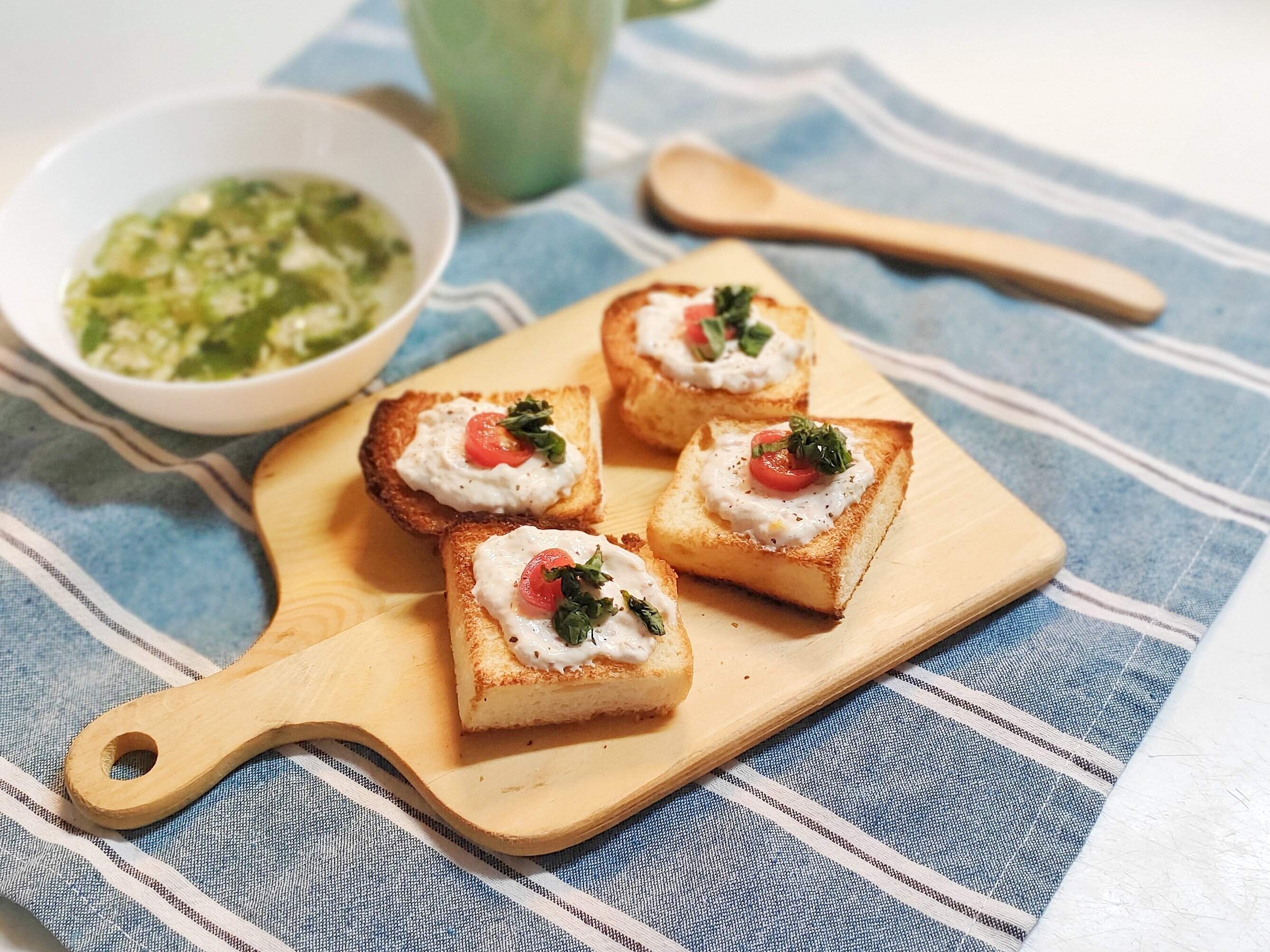 食パンを使ったスモークサーモンスプレッドのオープンサンド