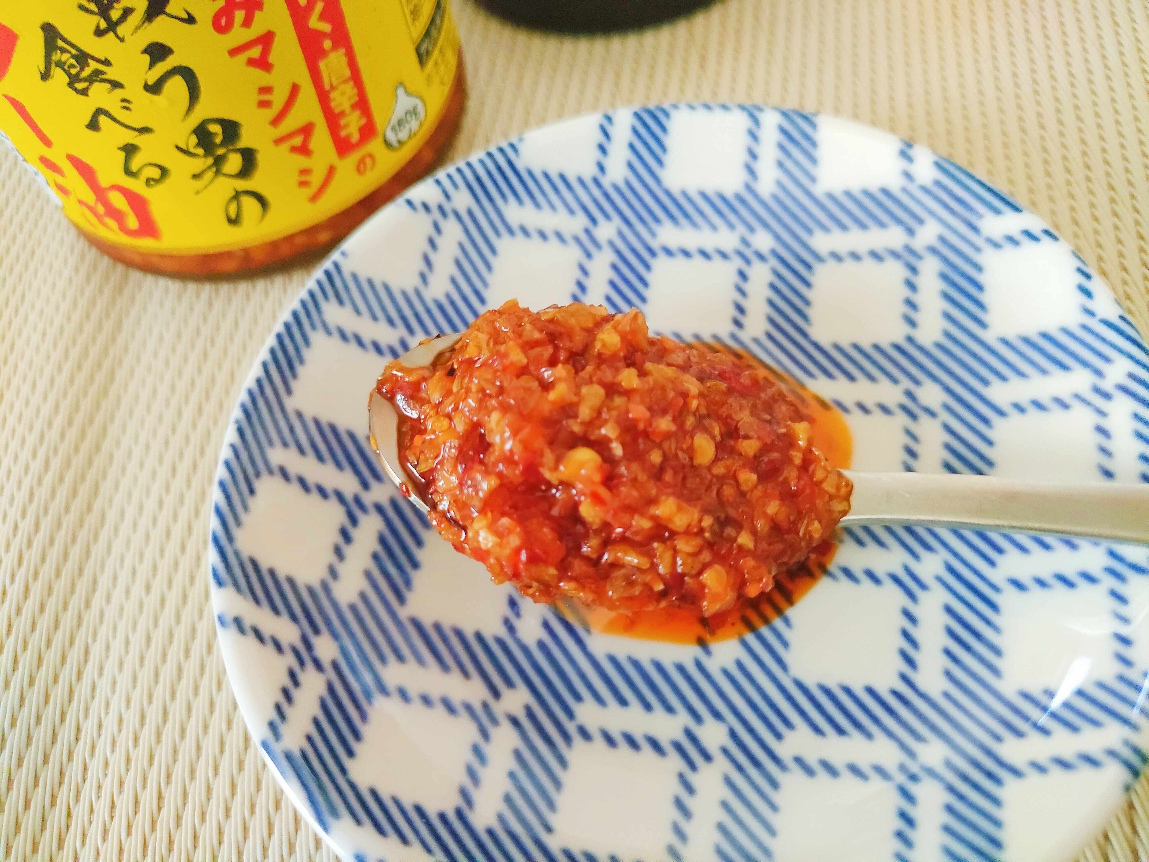 スプーンにざくざくとした細かい食べるラー油を取り出している