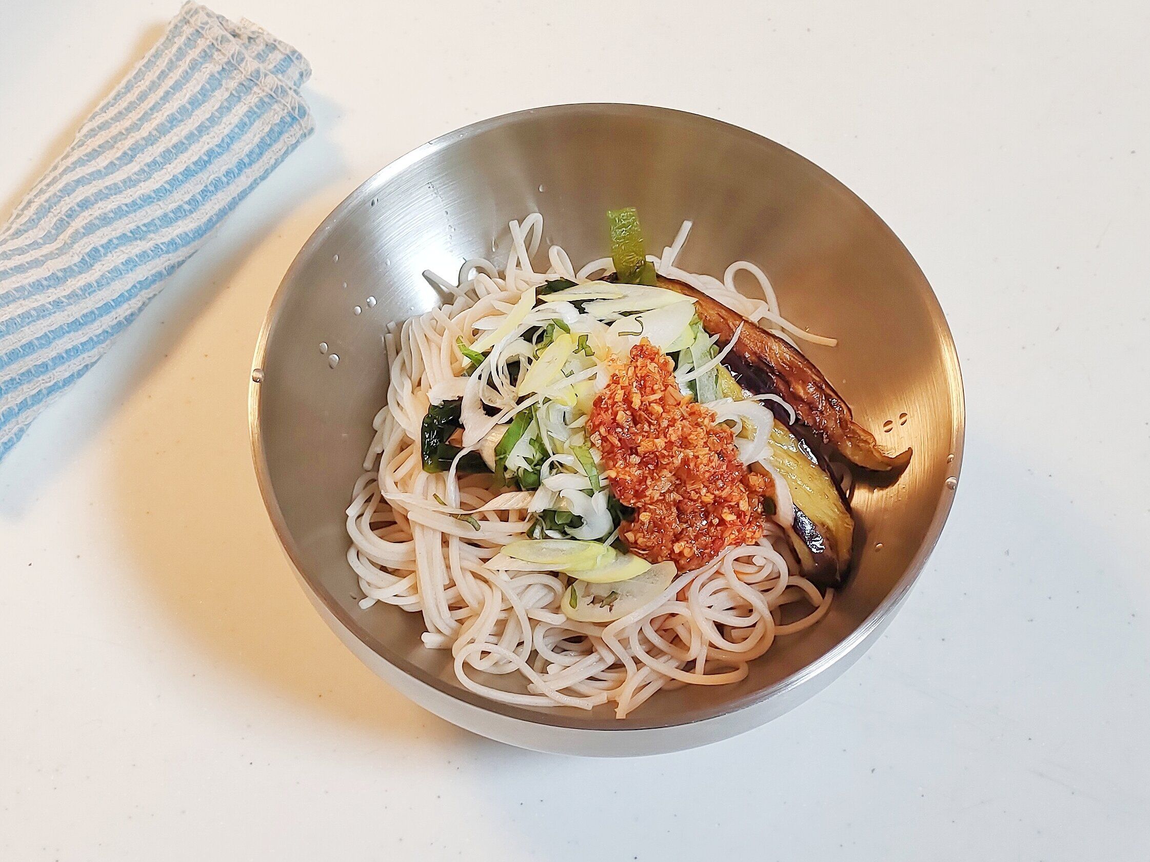 食べるラー油をのせたまぜそば