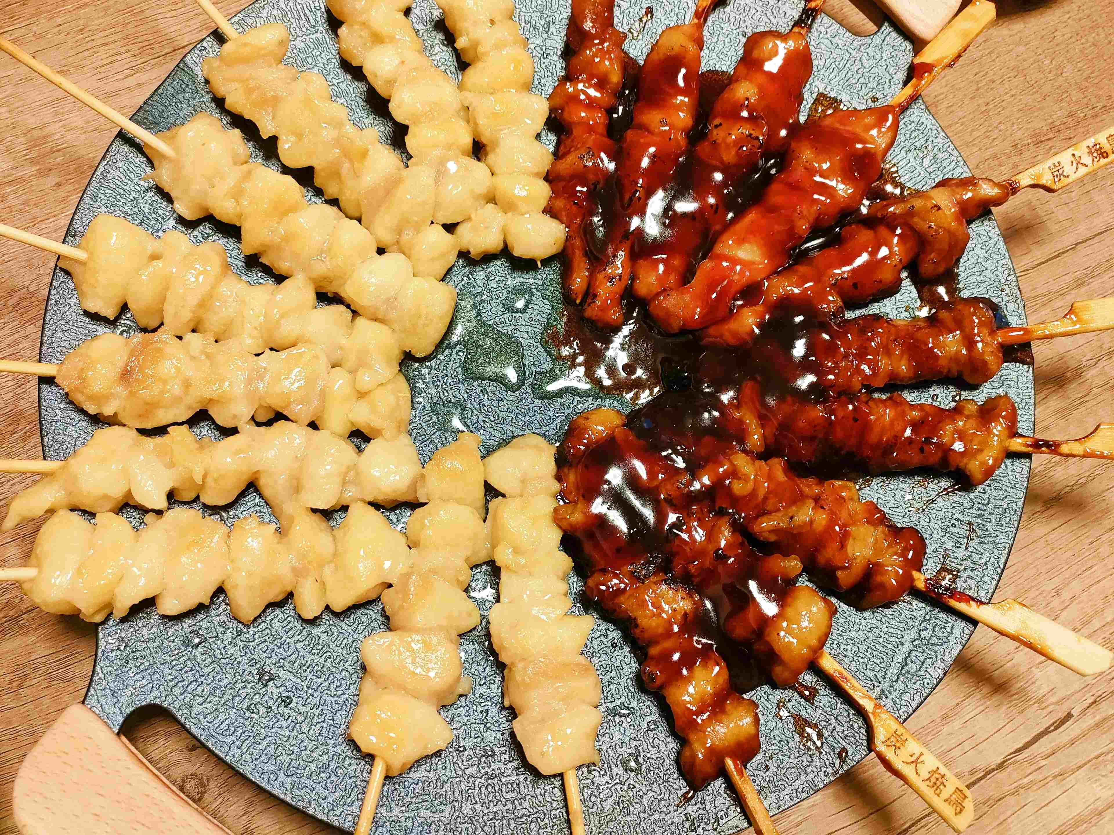 焼き鳥を焼いてテーブルへ出した様子