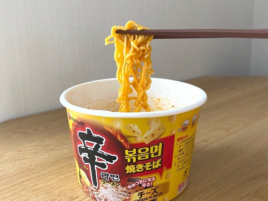 辛ラーメンチーズ焼きそばカップ