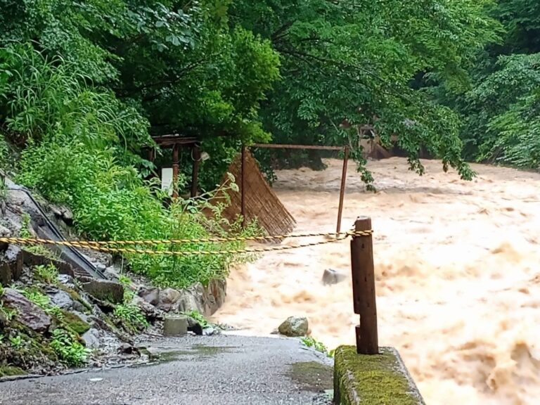 ニュースでよく聞く「線状降水帯」って何？発生したらどうすればいいの？予報士解説