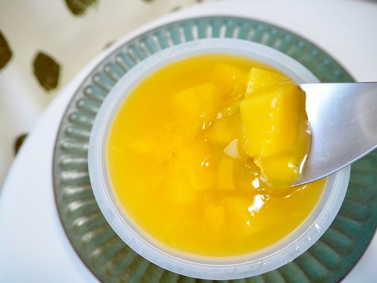 シャトレーゼ「フルーツのジュレ　マンゴー」開封後写真