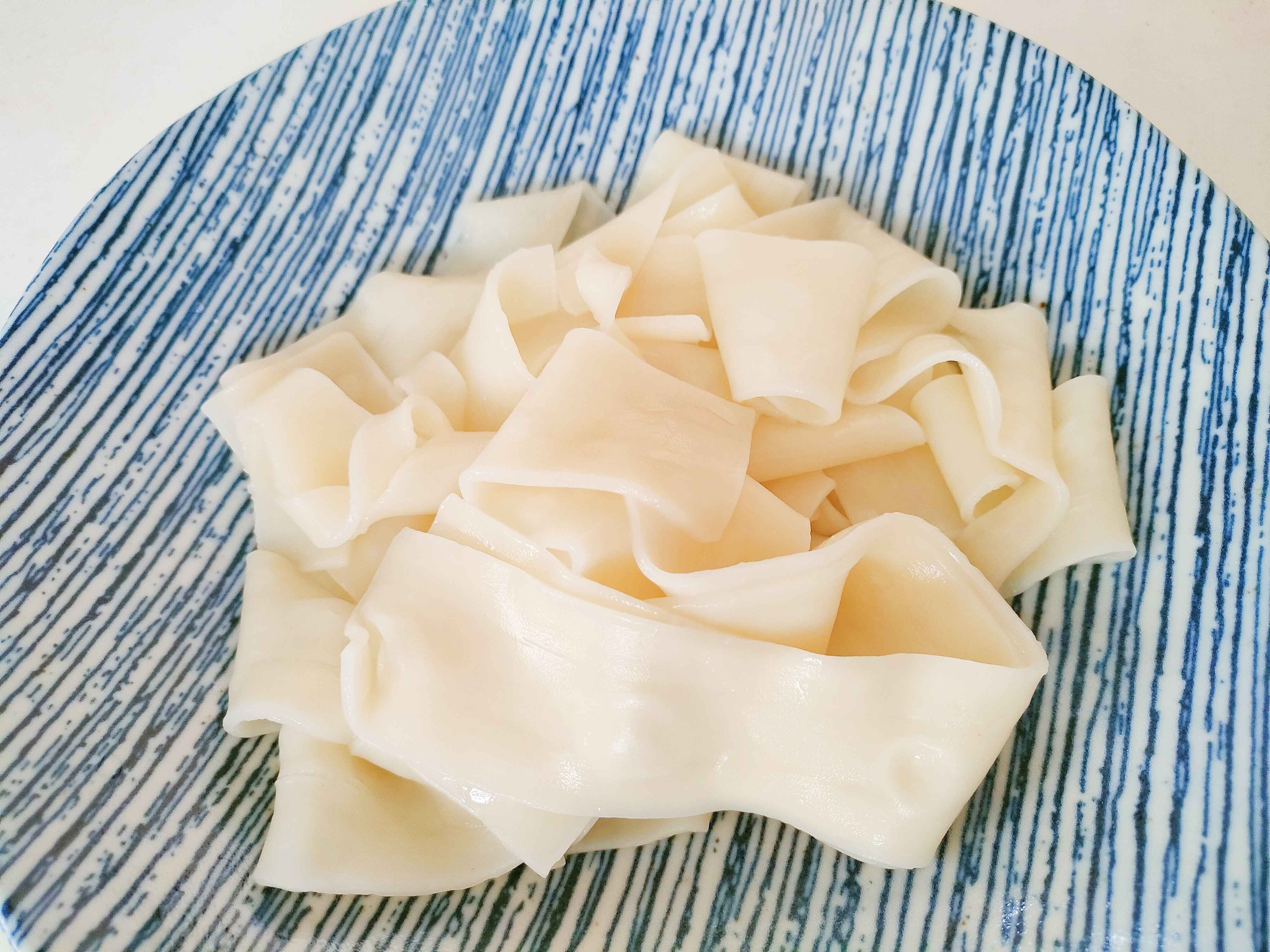 お皿の上に茹でたビャンビャン麺を盛り付けている