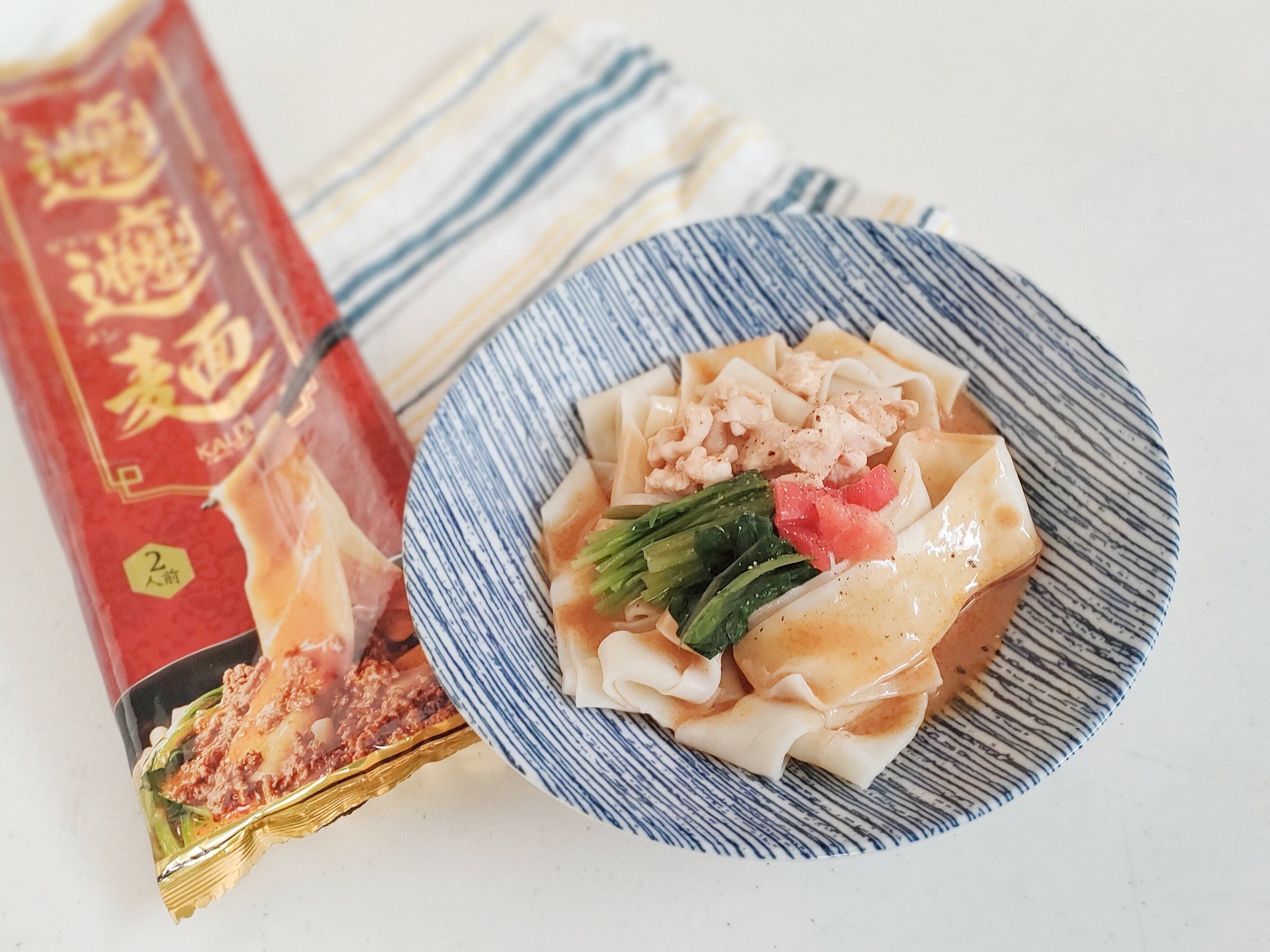 ビャンビャン麺のパッケージとお皿に盛り付けたビャンビャン麺が並んでいる状態