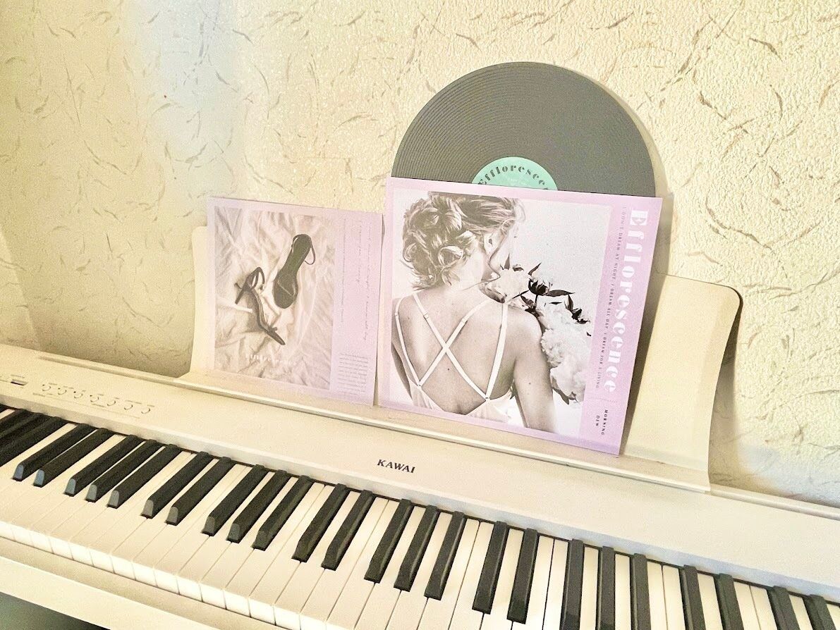 ピアノの譜面台にフェイクレコードを半分見せて置いている