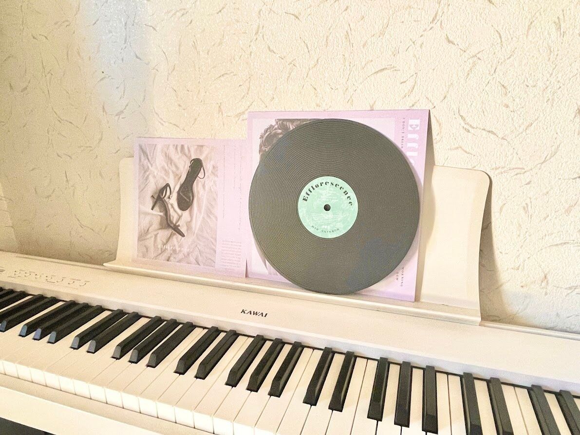 ピアノの譜面台に置いたフェイクレコード