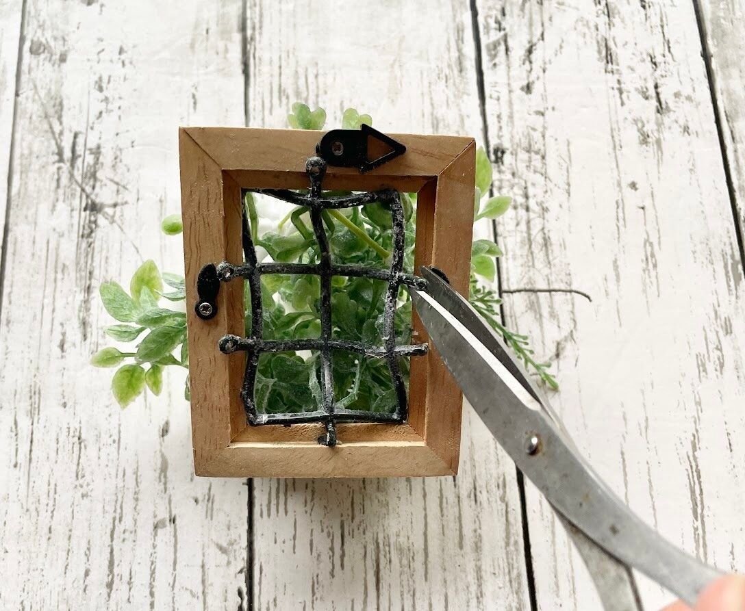 グリーンマットをはめたウッドフレームの裏側