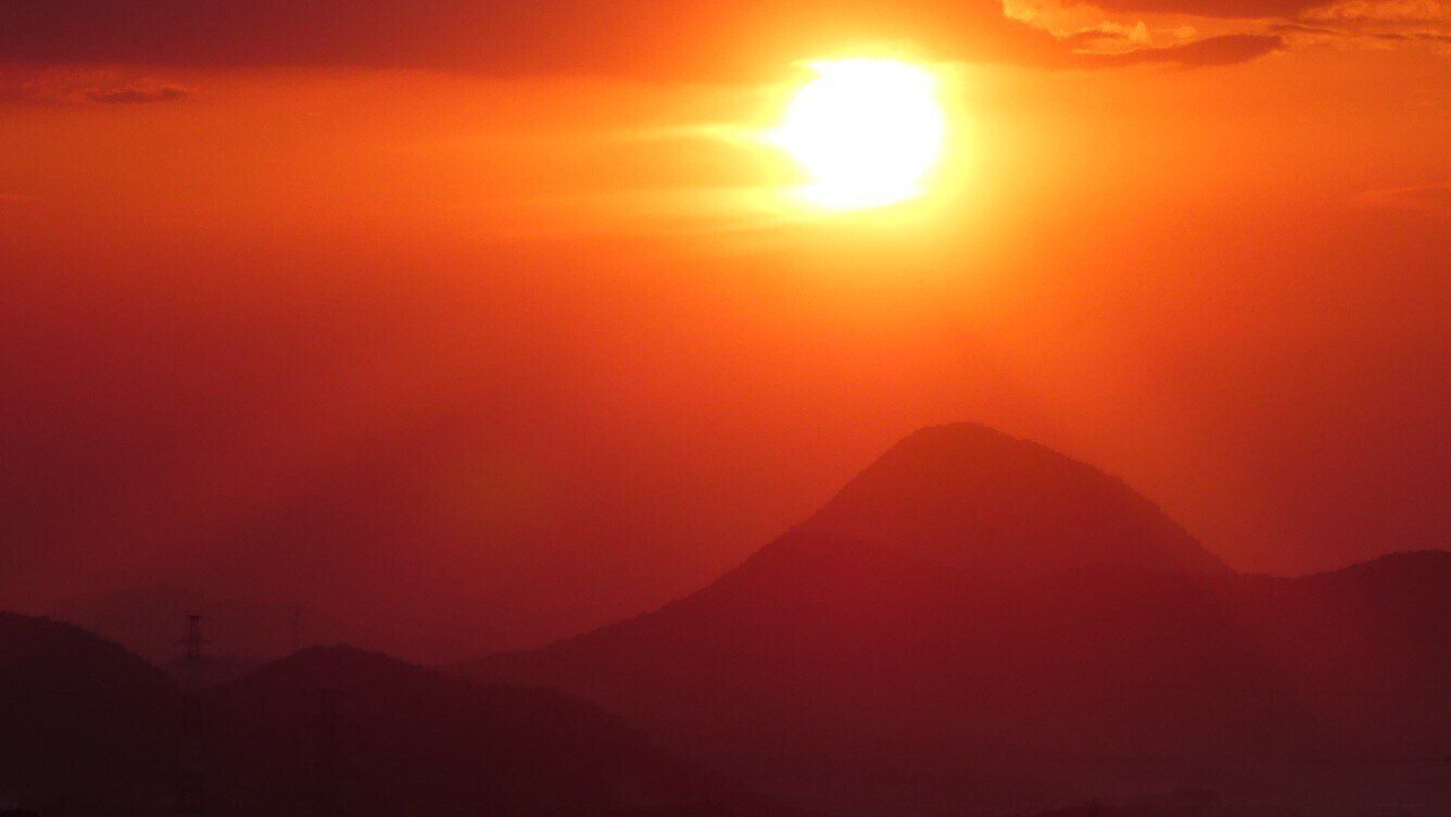 山に沈む夕日