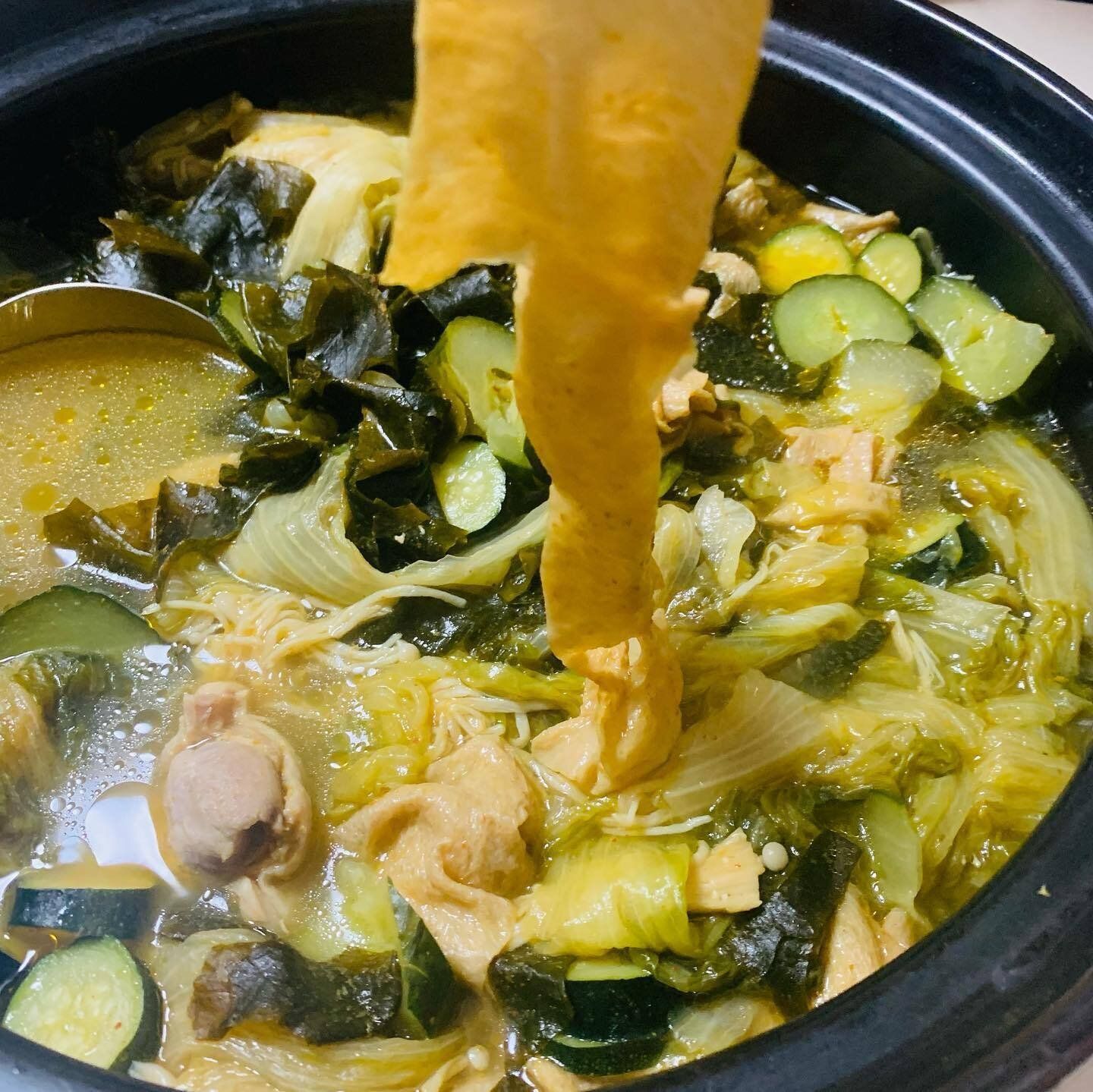 レタスが丸ごと1個入った鍋料理