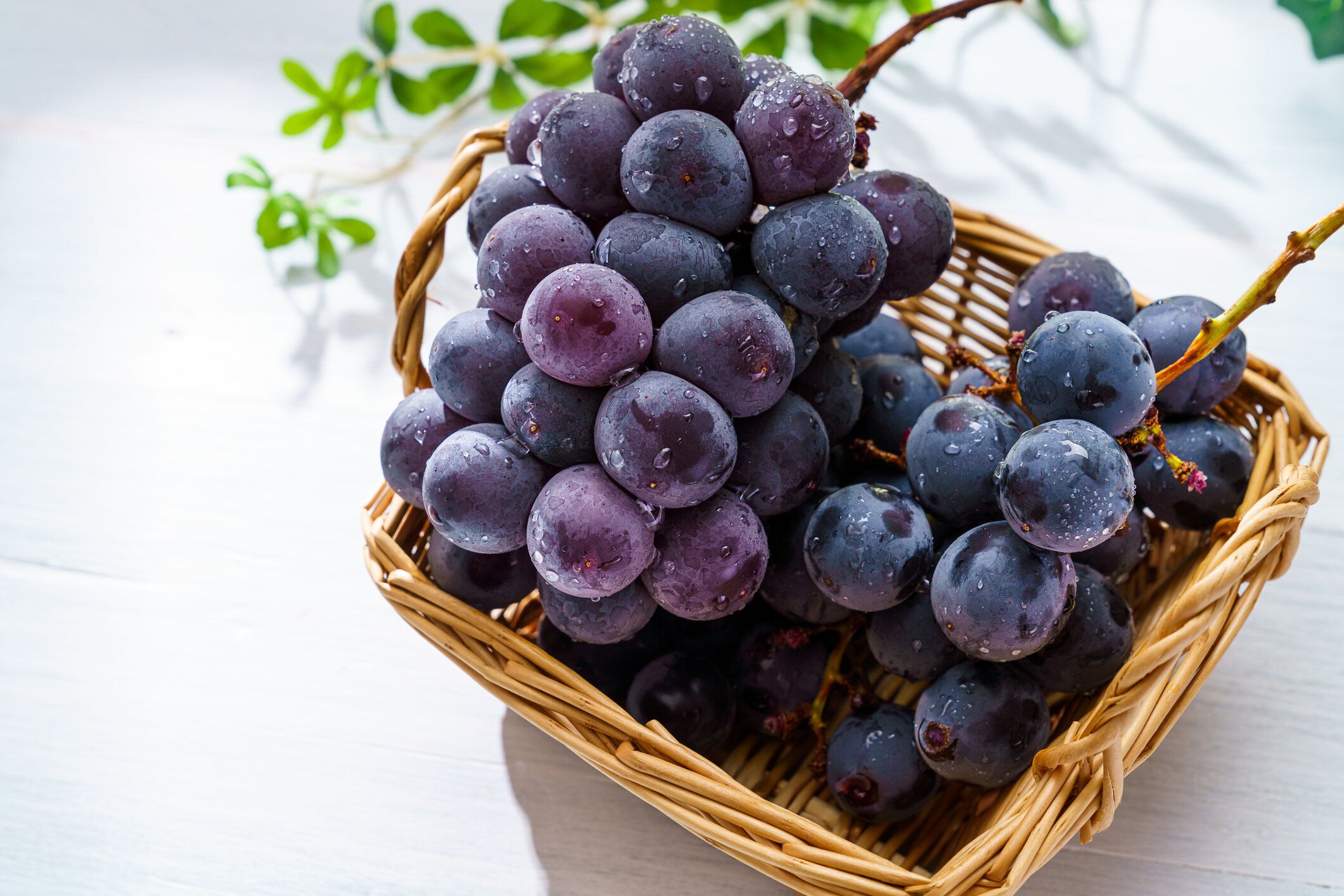 木製テーブルに新鮮なブドウ