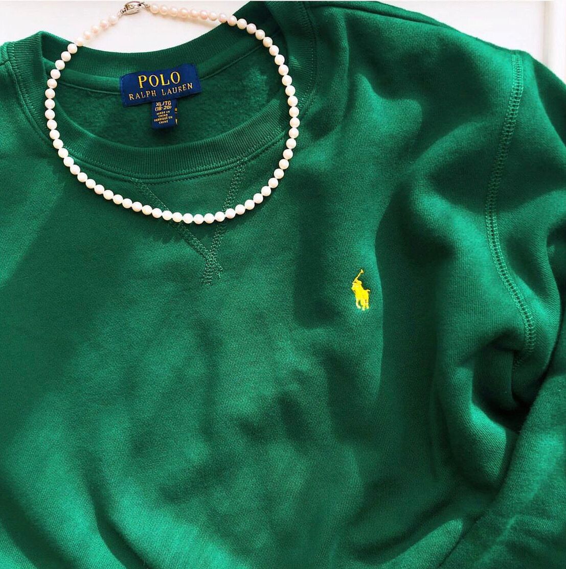 グリーンスウェットにパールネックレス