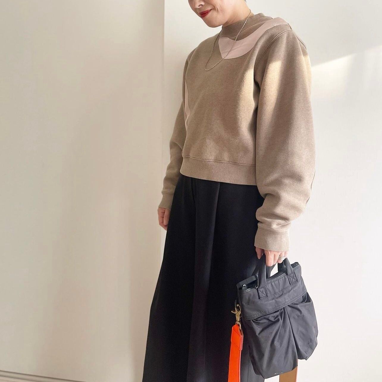 ベージュスウェットと黒パンツコーデ