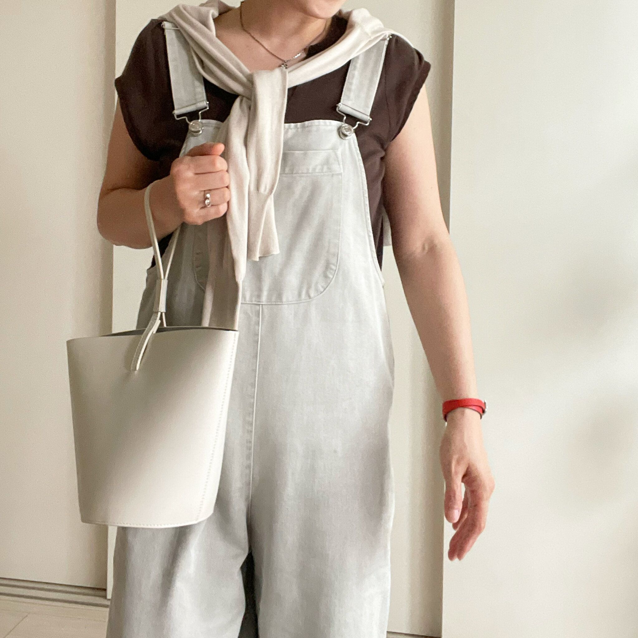 サロペットの大人シックコーデ