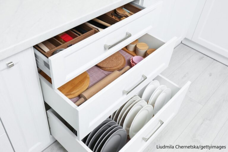 キッチンの食器棚がごちゃごちゃになってしまう人がやりがちな3つのNGを整理収納アドバイザーが解説