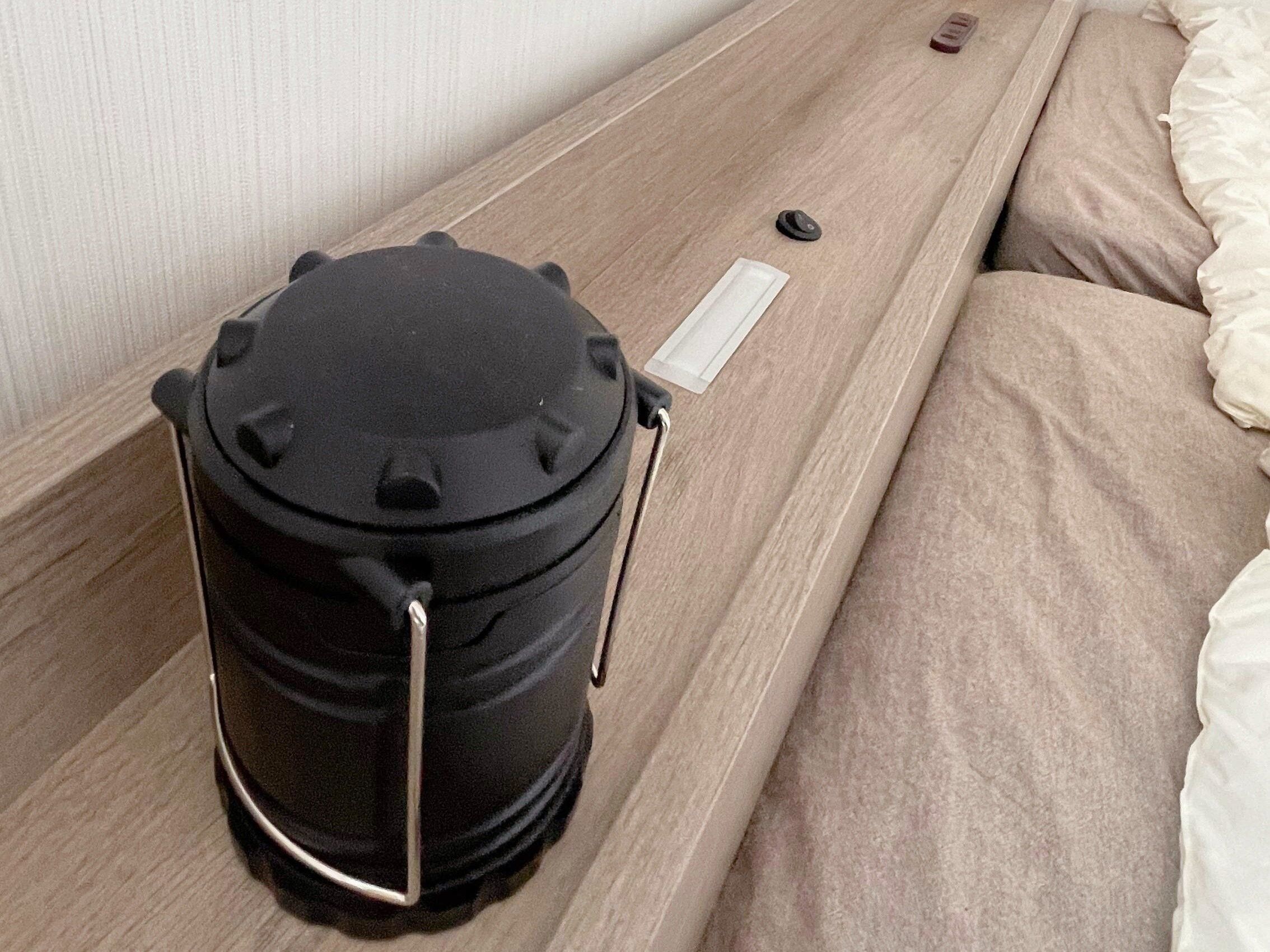 置くのは非常用ライトと寝室で使うものだけ