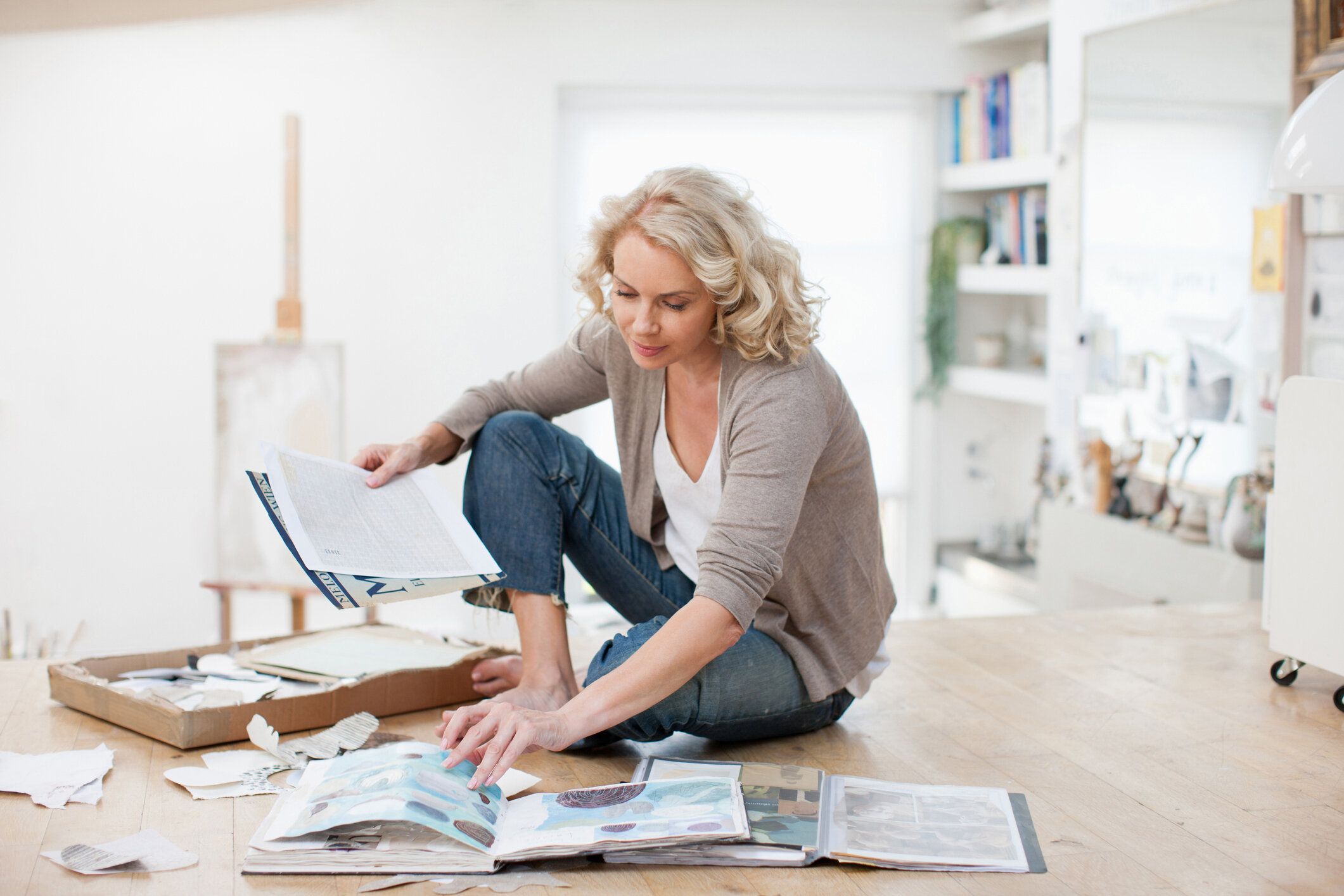 女性、写真でスクラップブックアルバム