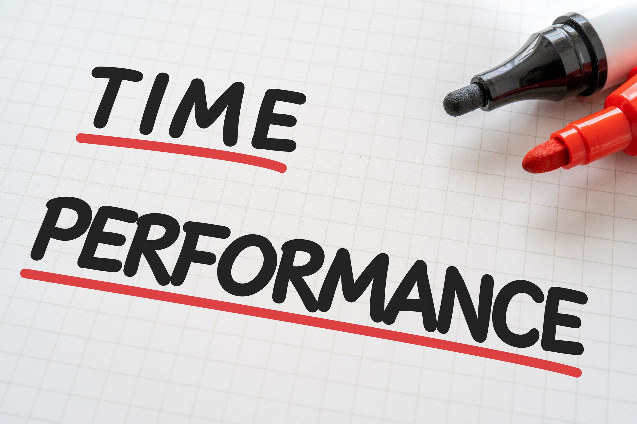 「タイムパフォーマンス」とマーカーで書かれたホワイトペーパー。
