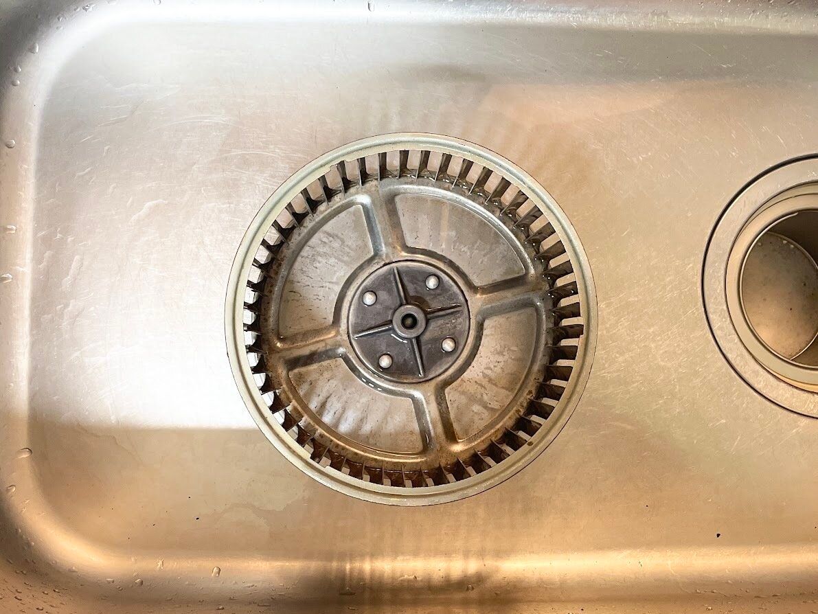 シンクに置かれたつき置き後のシロッコファン