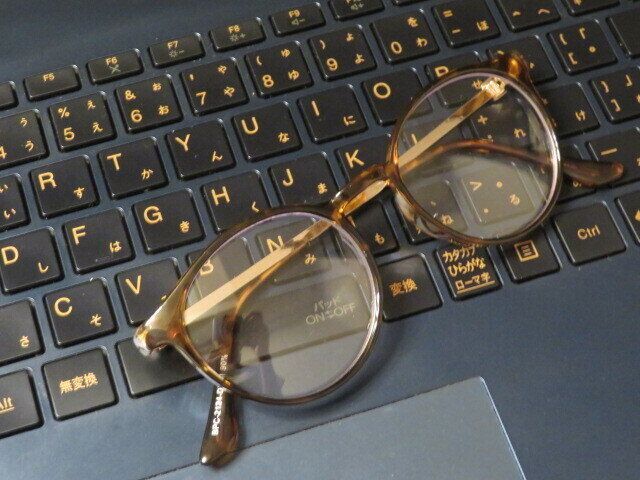 パソコンとメガネ