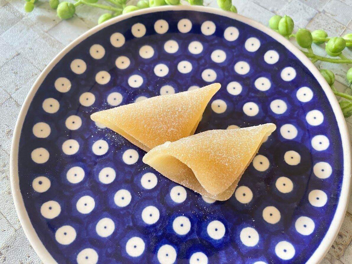 折り畳んだ生八つ橋グミ