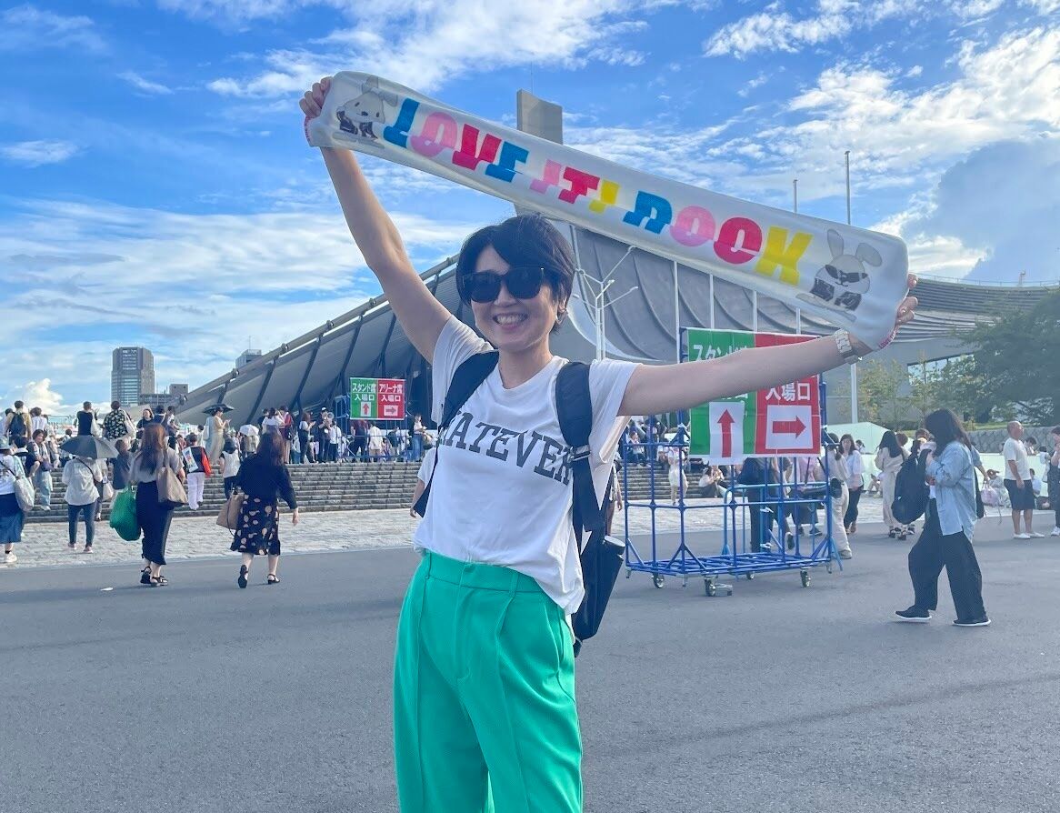 ラヴィット!ロックのタオルを持つ筆者