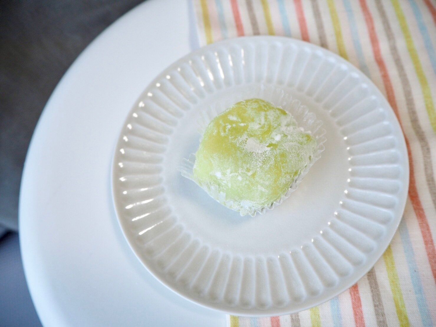 シャトレーゼ「山梨県産シャインマスカットのぶどう大福ホイップクリーム入り」商品写真