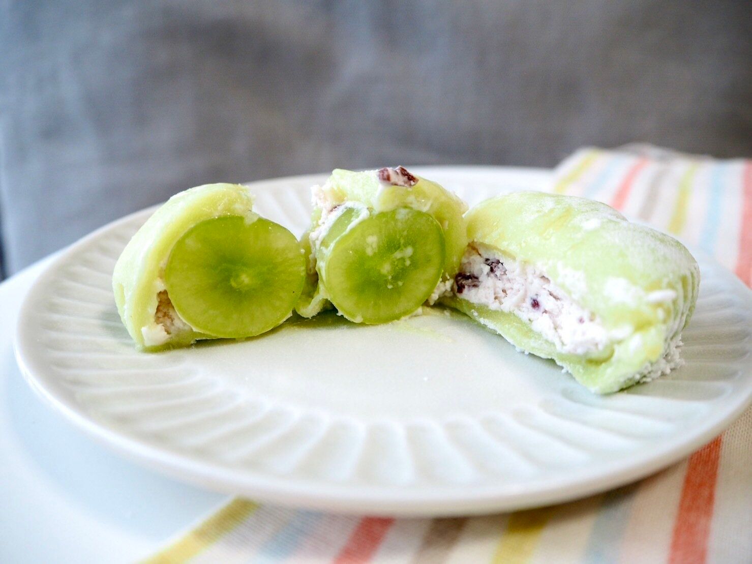 シャトレーゼ「山梨県産シャインマスカットのぶどう大福ホイップクリーム入り」断面写真