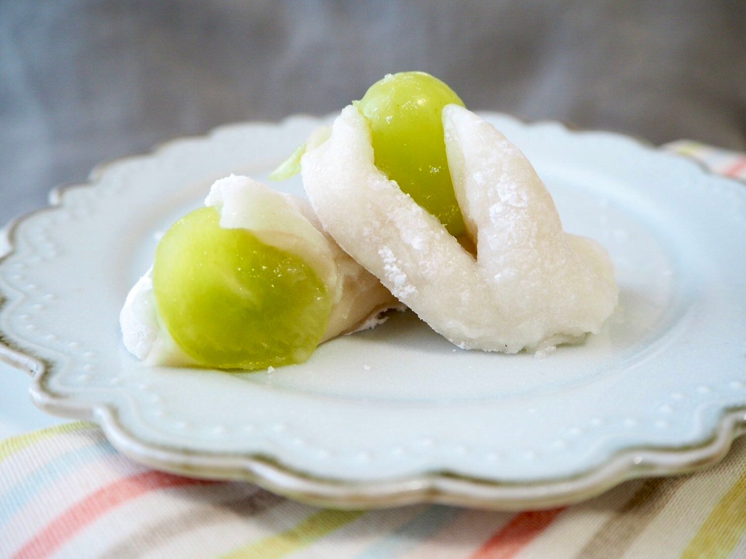 シャトレーゼ「山梨県産シャインマスカット大福」断面写真