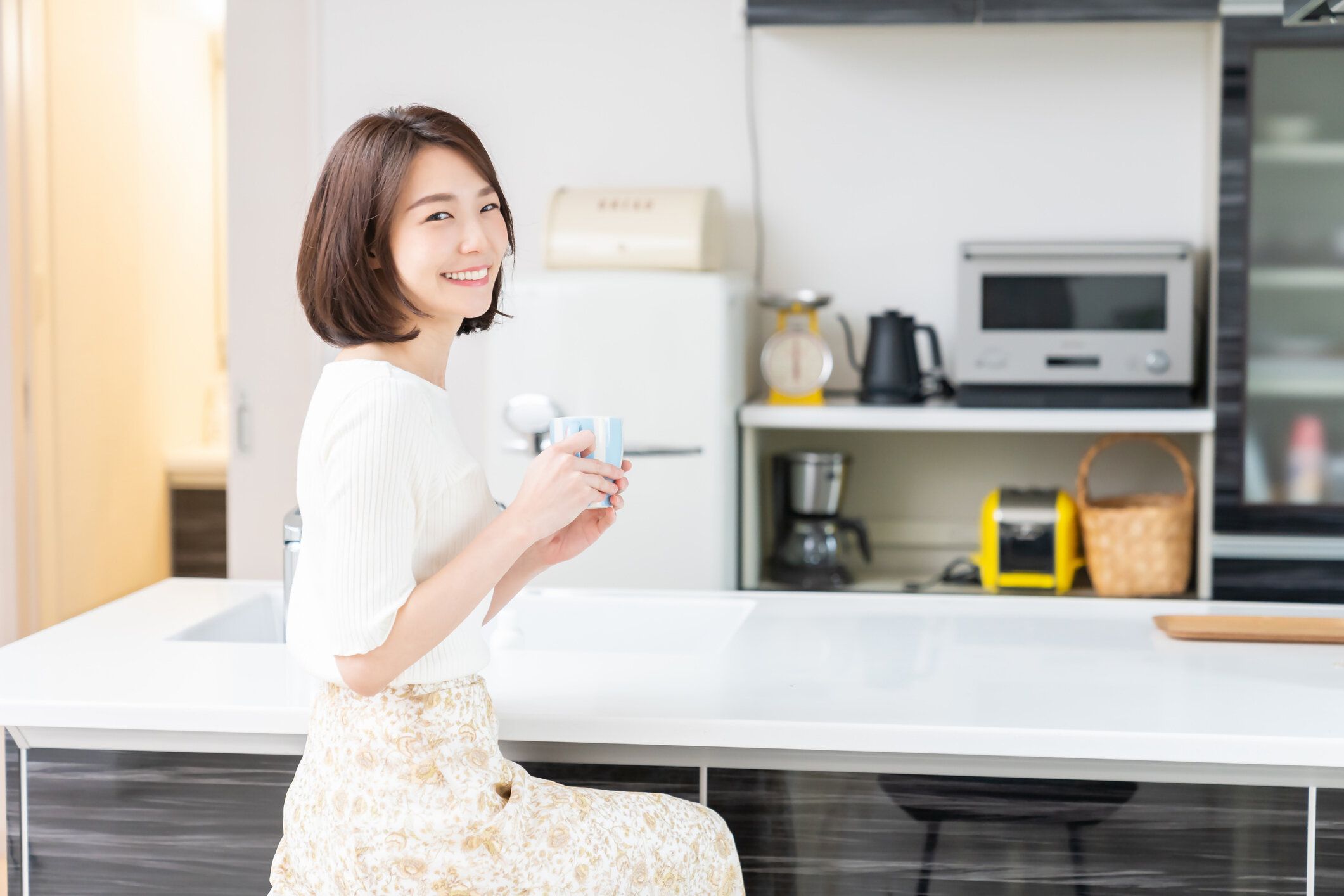 コーヒーを飲む魅力的なアジアの女性