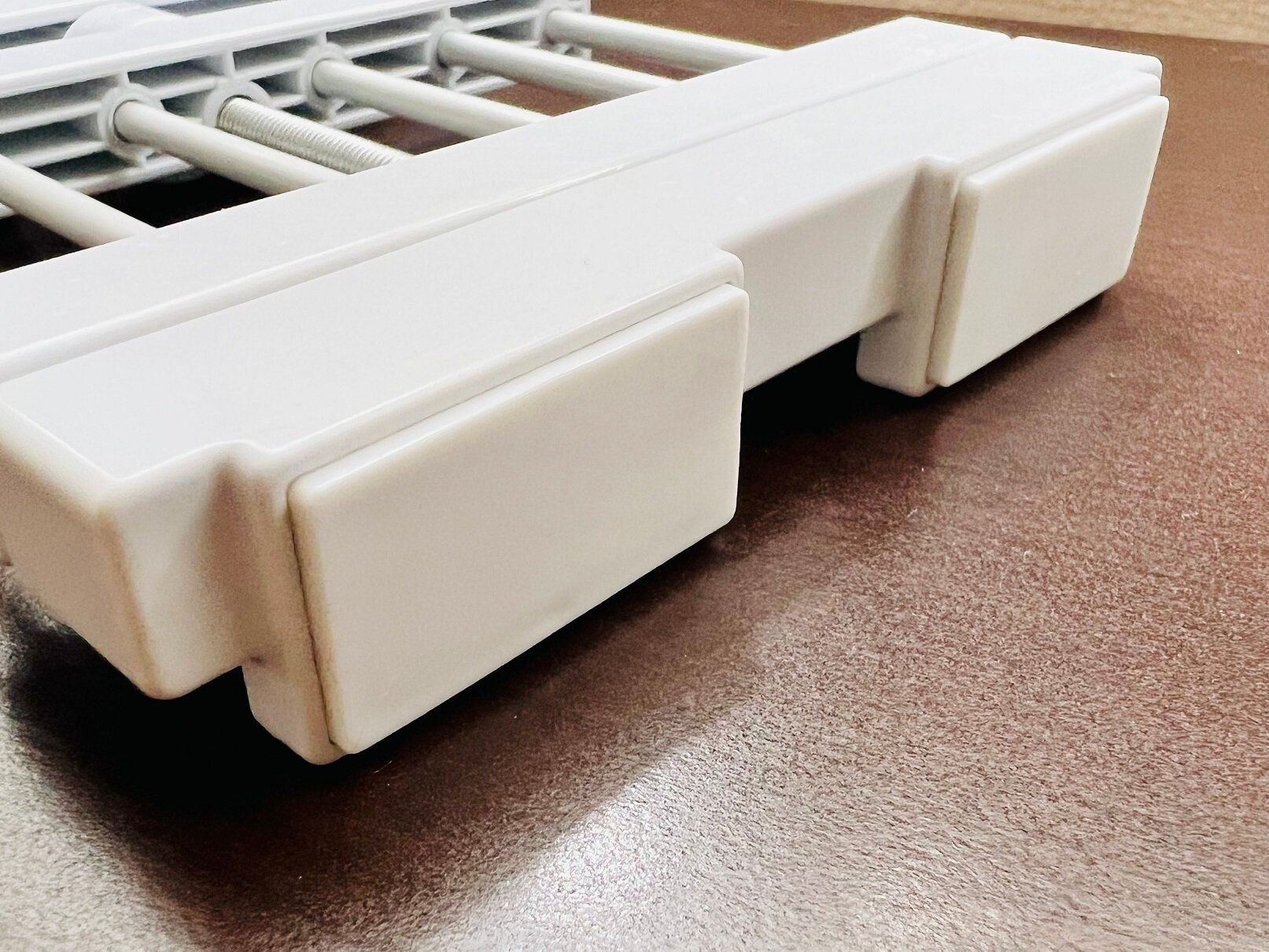 つっぱり式で壁に傷をつけずに、ナットを回すだけで簡単に設置できるので便利です。