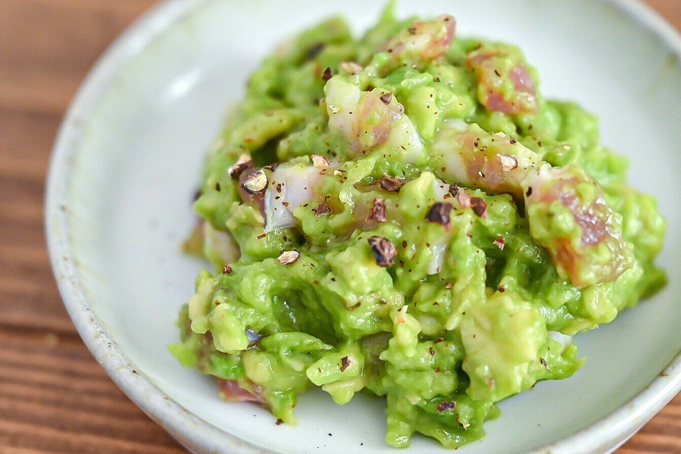 白い皿に盛られた生ベーコンのアボカド和え