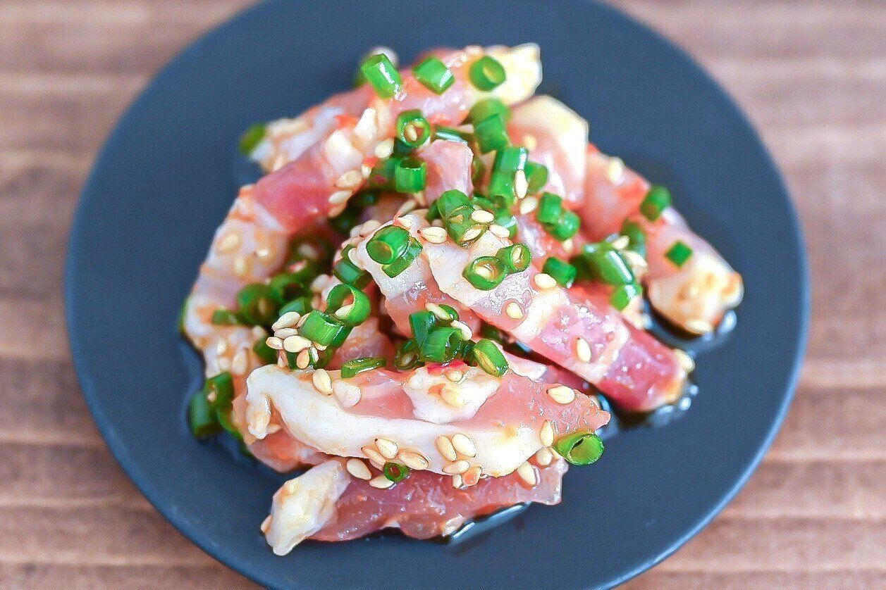 黒い皿に盛られた生ベーコンのユッケ