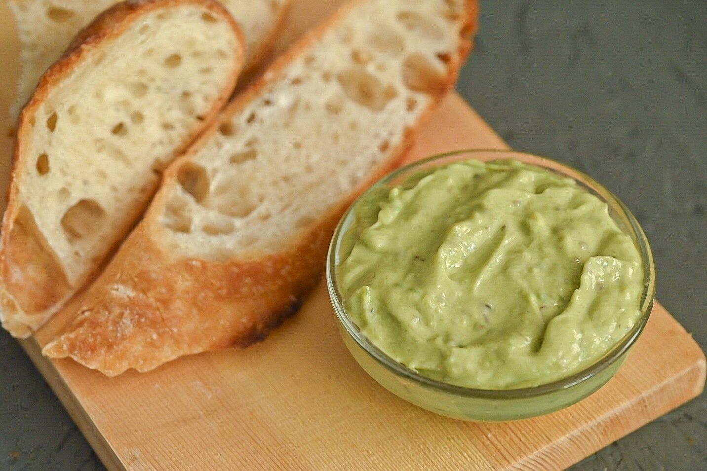 アボカドアンチョビディップソースと添えたパン