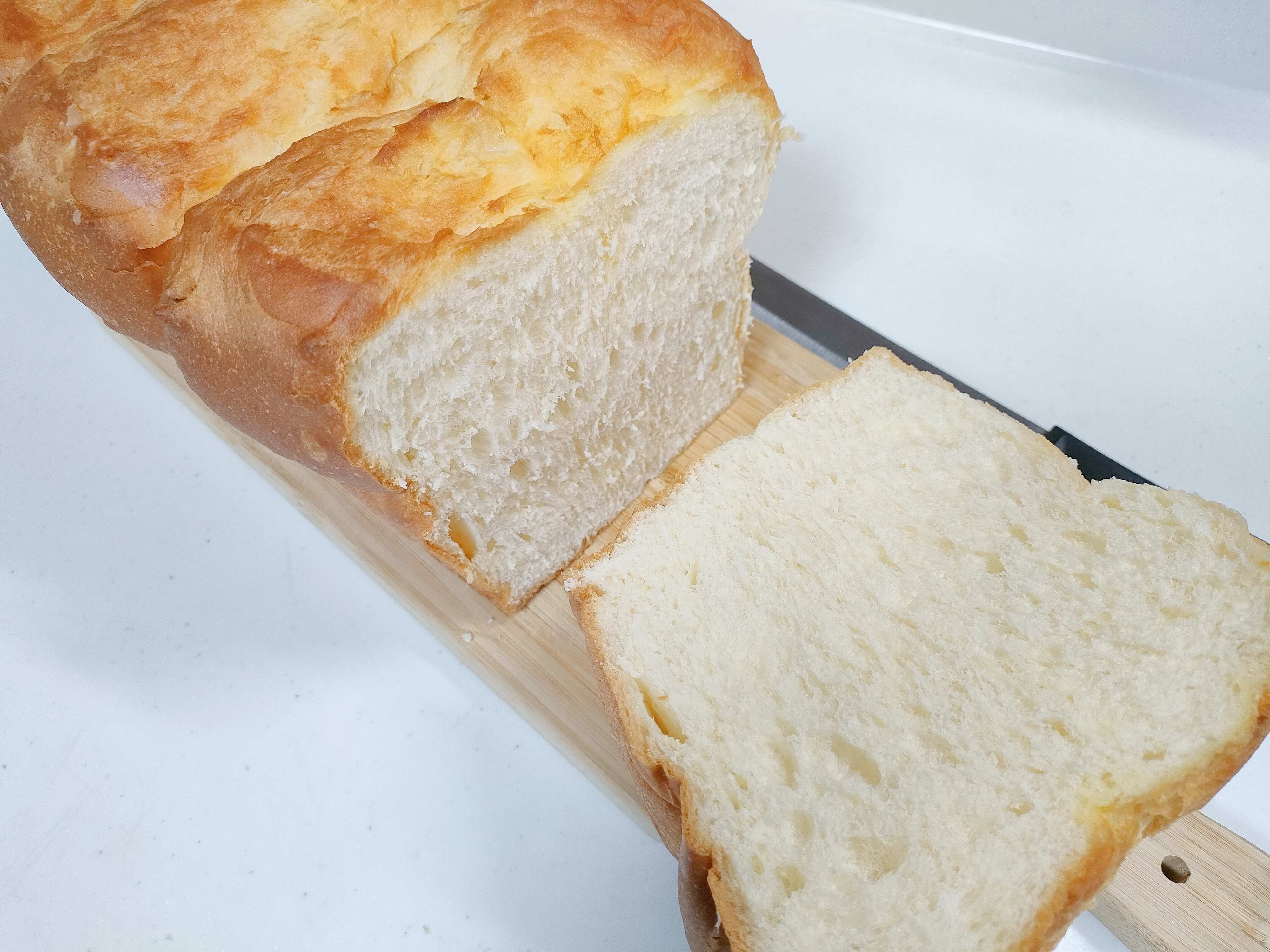 中はふわふわでバターが練り込まれているのがわかるホテルブレッドの切り口